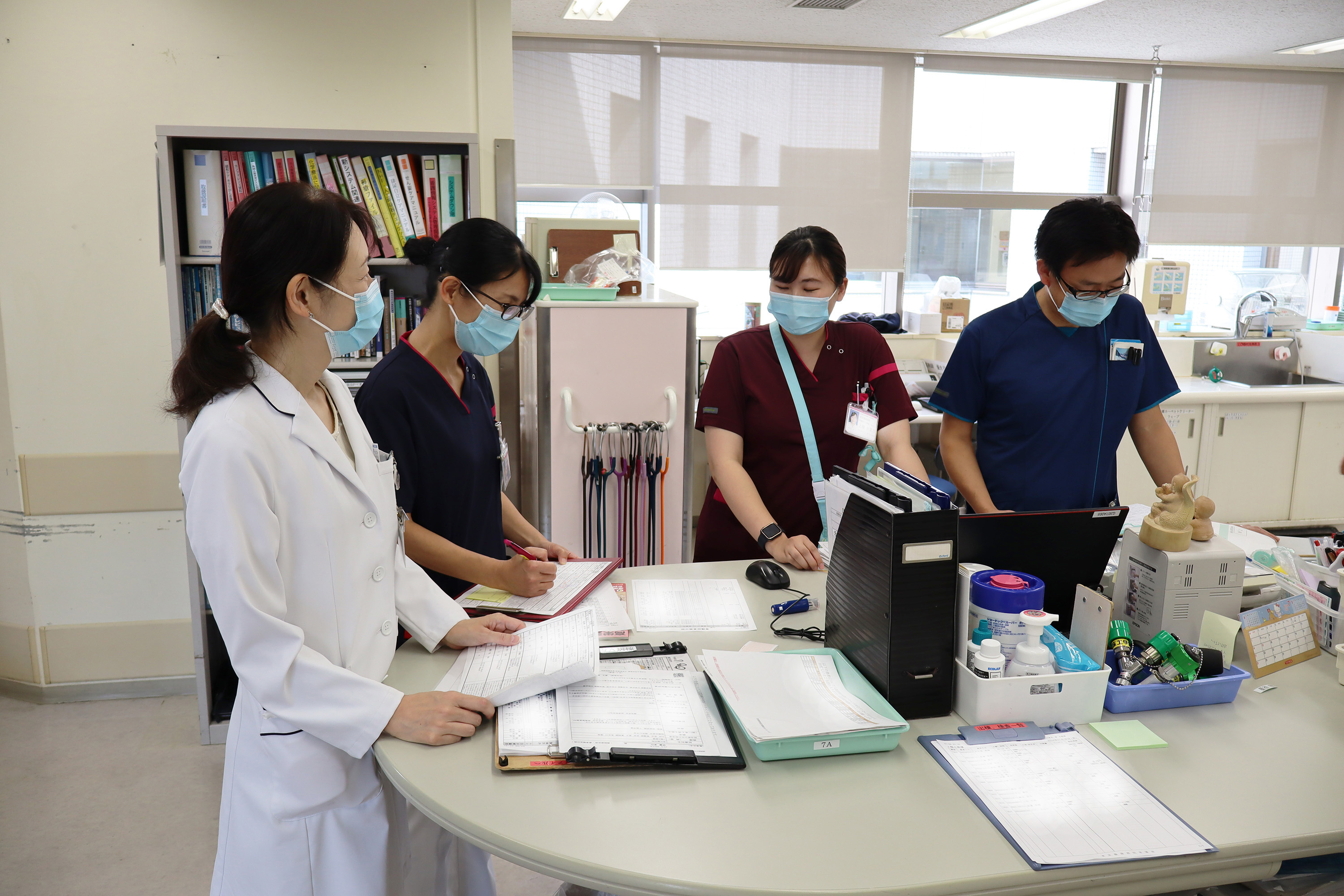 東京臨海病院の緩和ケアチームが病棟でカンファレンスを行う様子