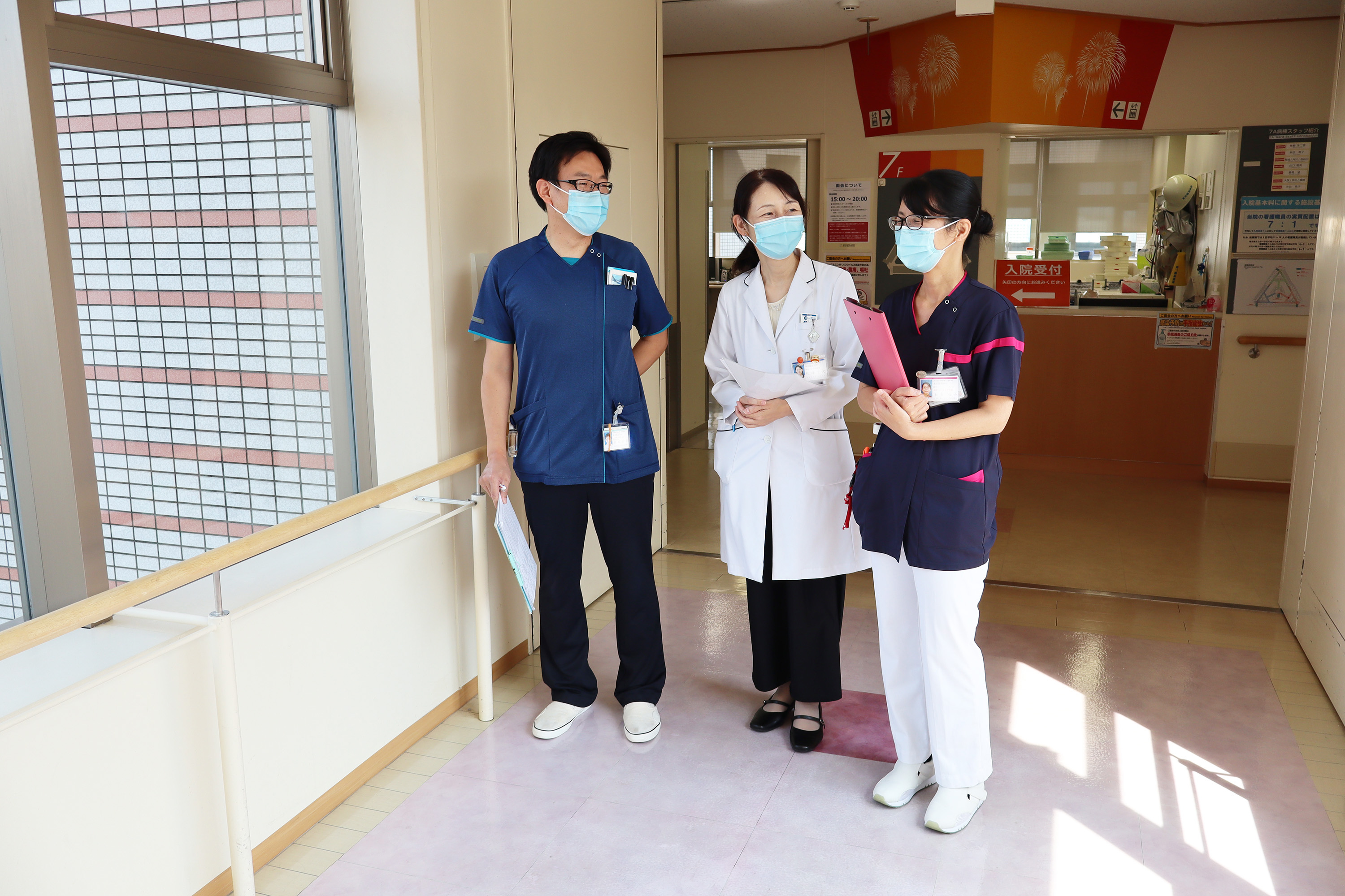 東京臨海病院の緩和ケアチームが病棟で回診する様子