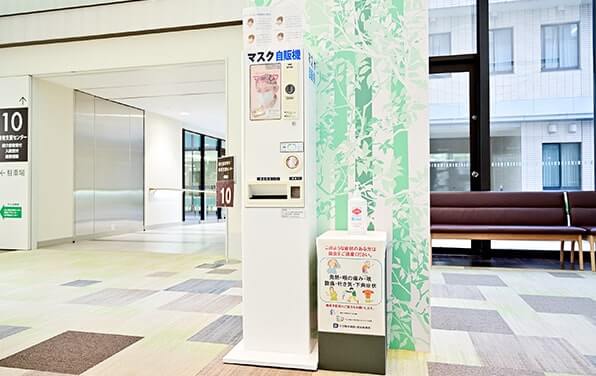 施設紹介:自動販売機周辺の院内空間