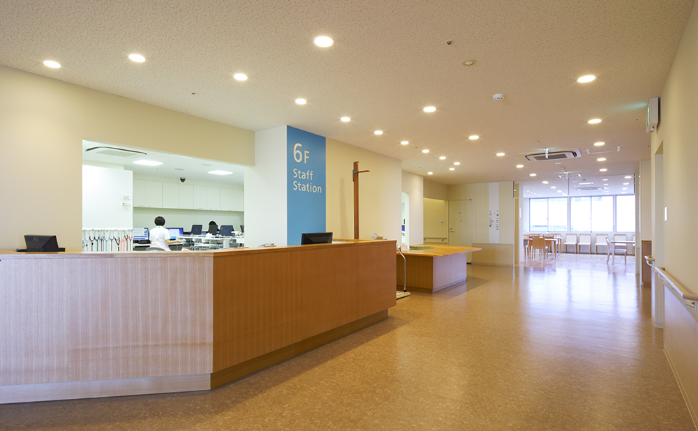 公式入院案内に掲載された6階スタッフステーションと病棟の共用空間