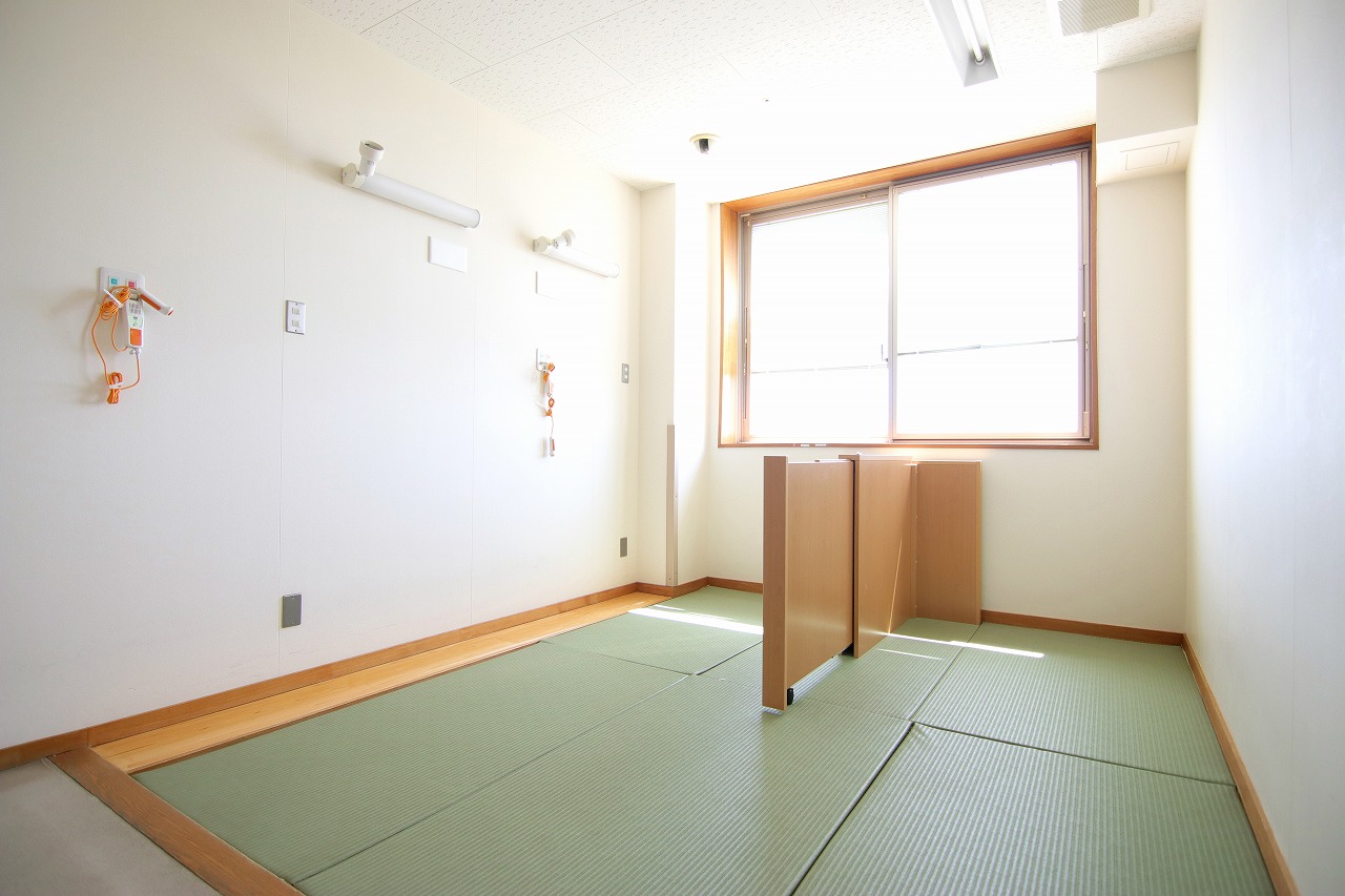 公式の院内紹介に掲載された無人の畳部屋