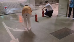 消火器を使う消防訓練