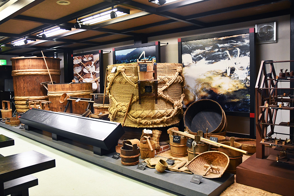 公式資料館ページに掲載された、酒樽や桶などの酒造り道具の展示