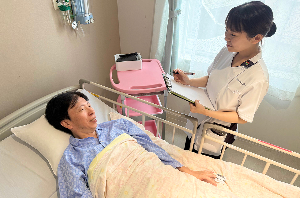 公式トップに掲載された病室での看護場面
