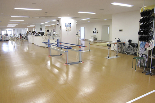 平行棒と訓練設備を備えた広いリハビリテーション室