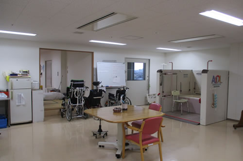 作業療法の設備と車いすを備えた室内
