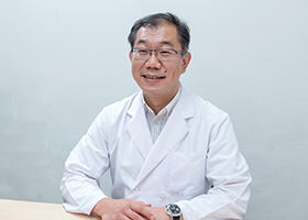 訪問看護スタッフが机を囲んで相談する場面