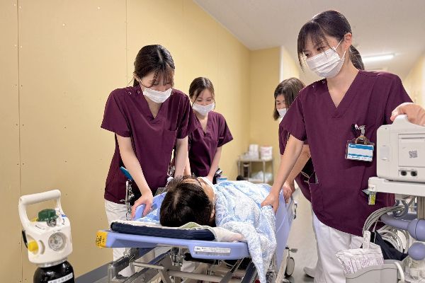 ストレッチャーを囲んで対応する救急スタッフ