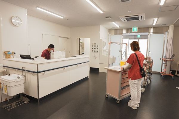 待合と受付カウンターのある院内