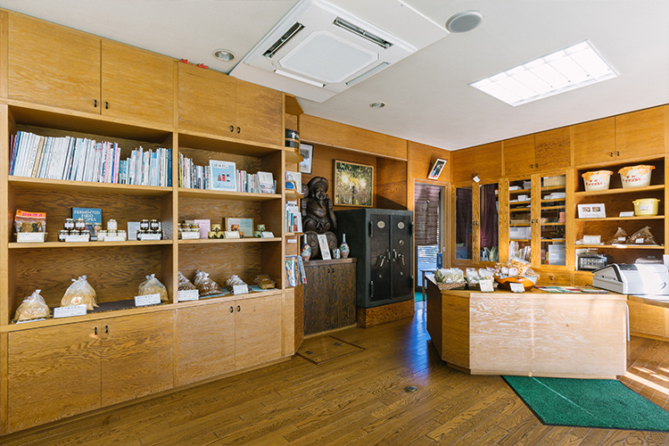 味噌や調味料を並べる五味醤油本店の店内