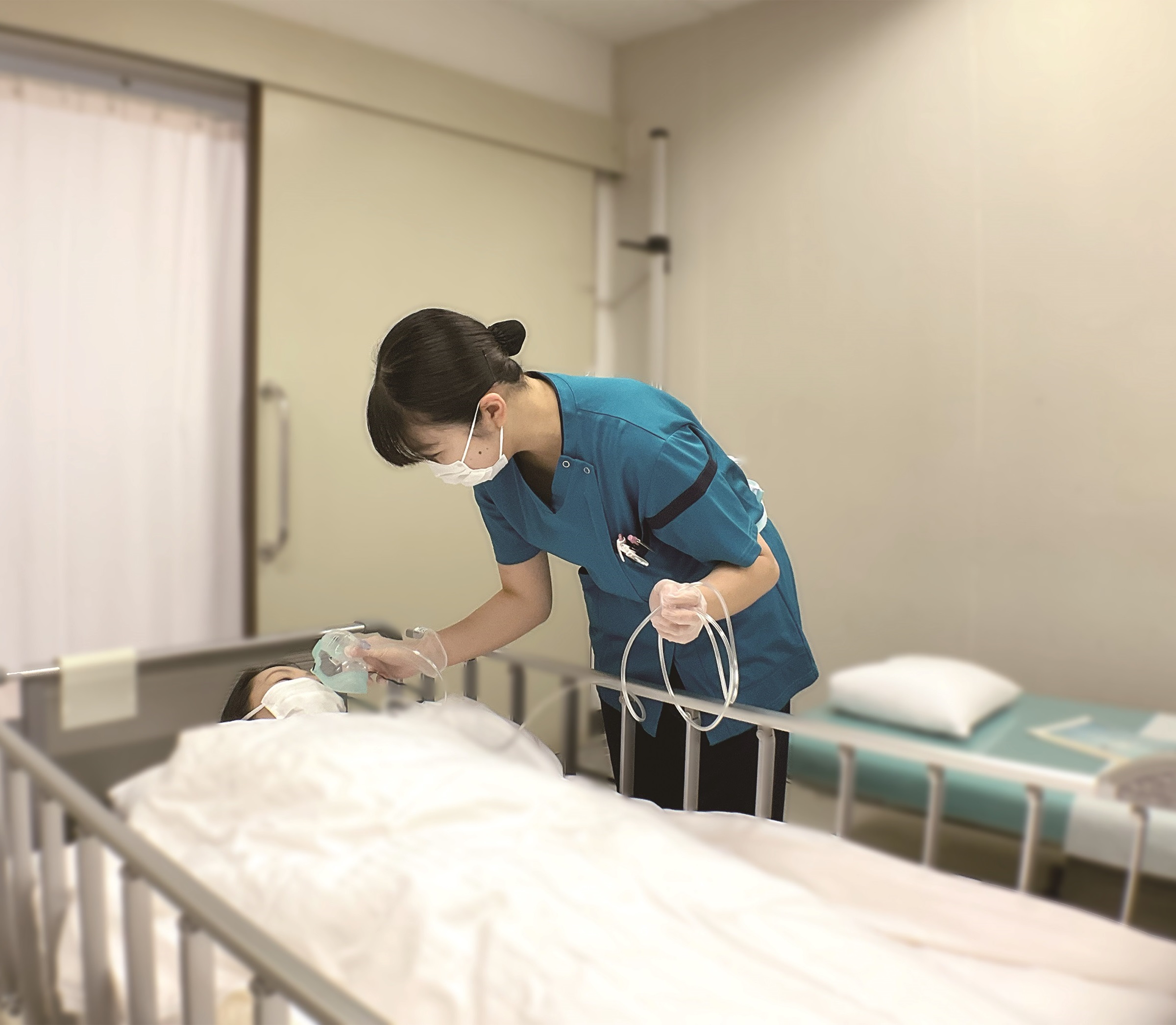 点滴を確認する看護師