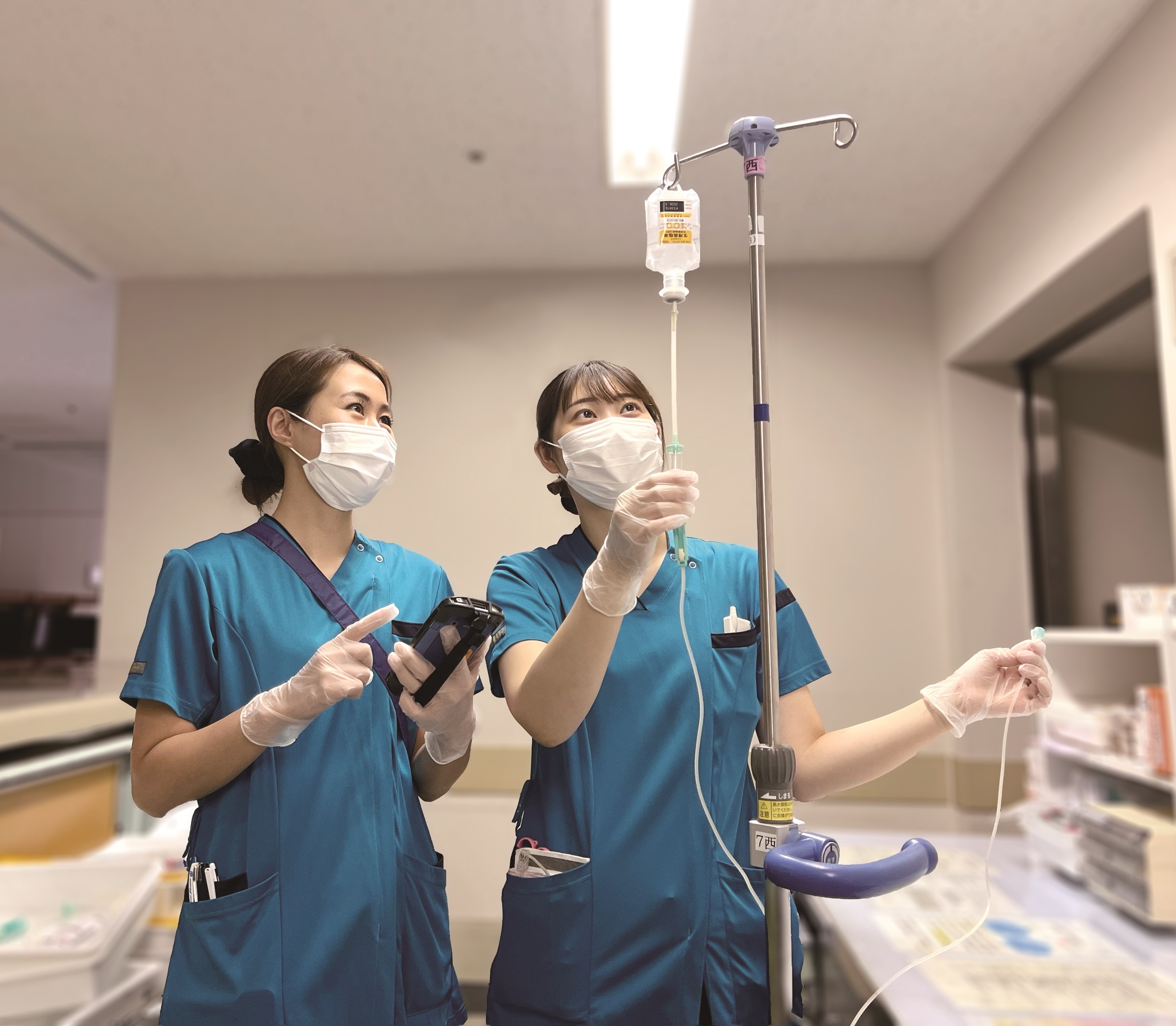 病床で患者をケアする看護師