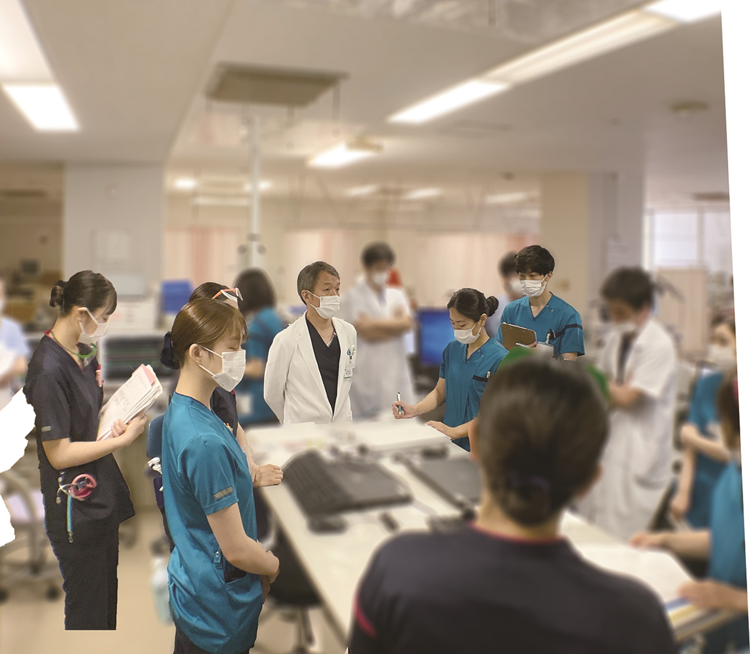 病棟で情報を共有する医師と看護スタッフ