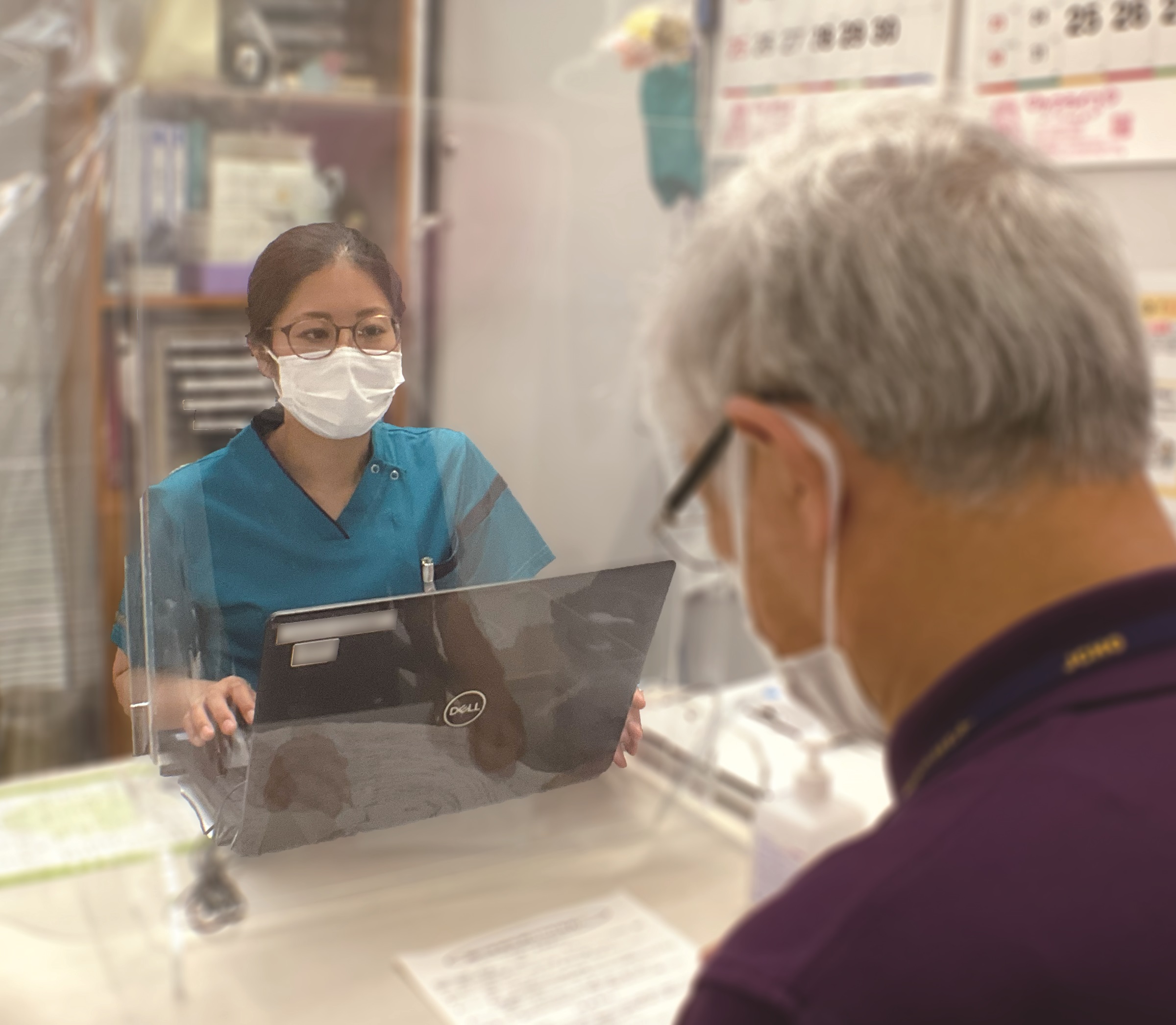病室で患者と話す看護師