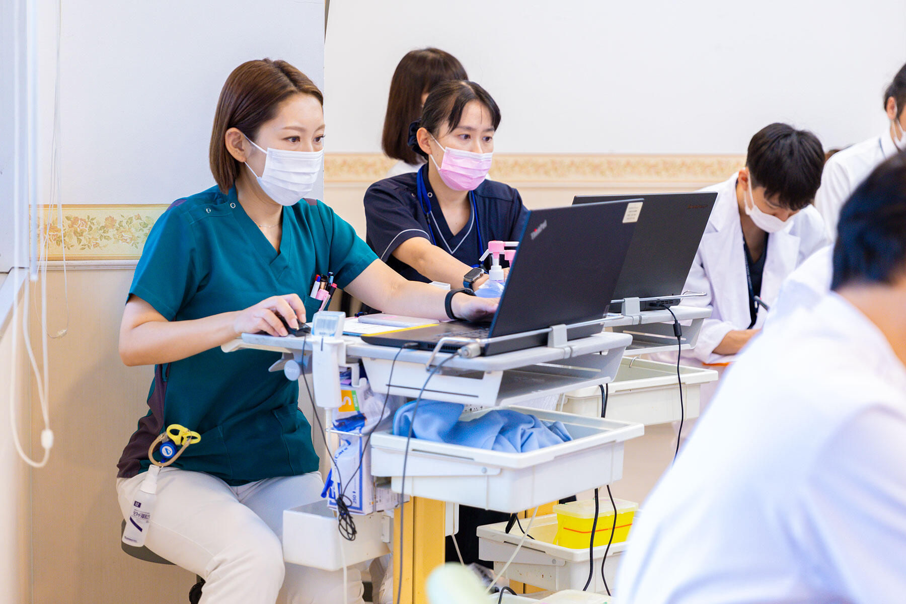公式トップに掲載される、病棟で連携する看護師・医療スタッフ