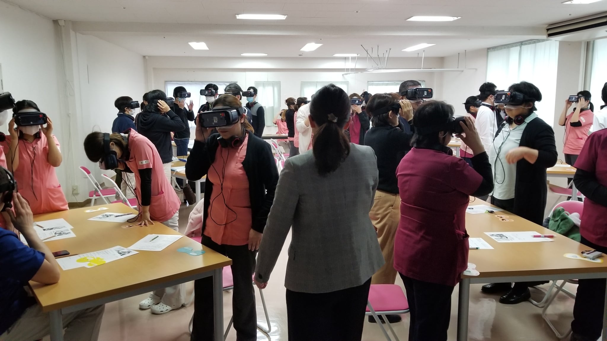 吉川病院入口前の通所リハビリテーション送迎車