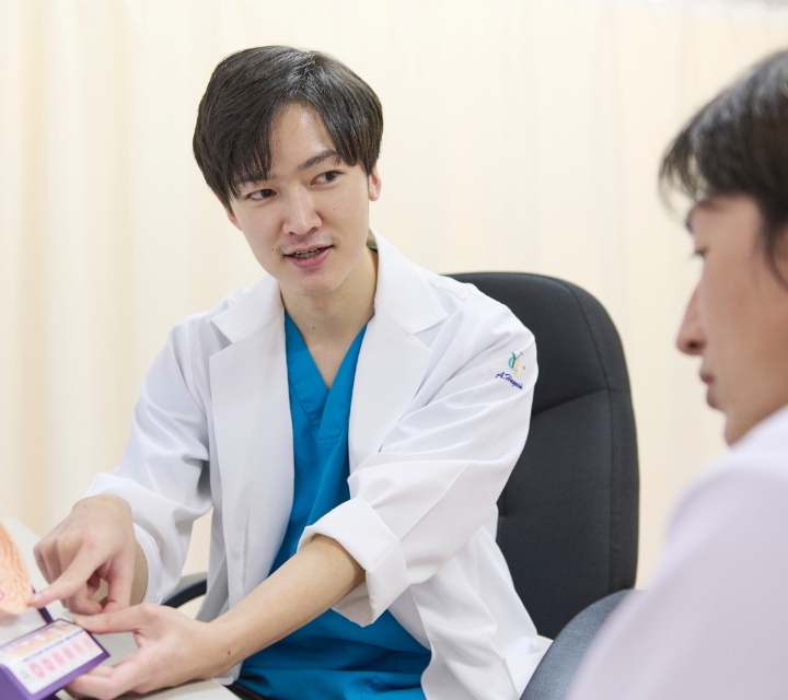 公式トップ「勤労者医療」に掲載された医師と相談者の診療場面