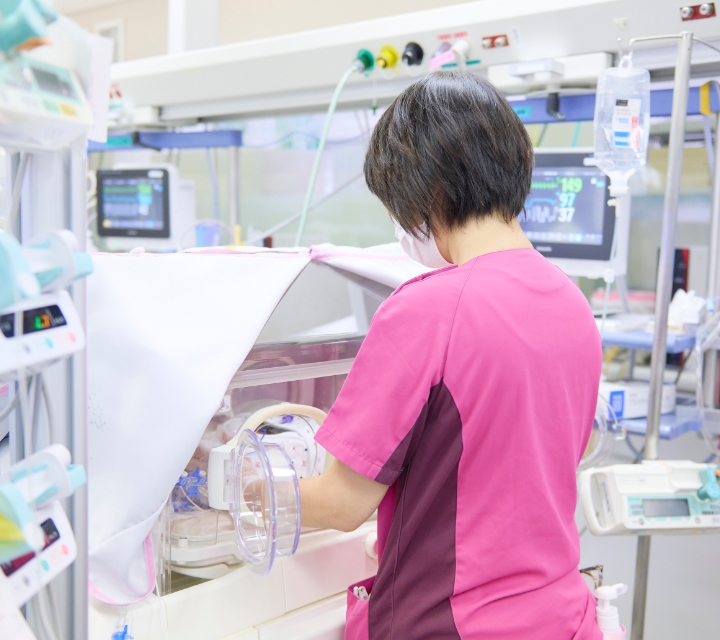 公式トップ「周産期医療」に掲載された看護スタッフと新生児ケア設備