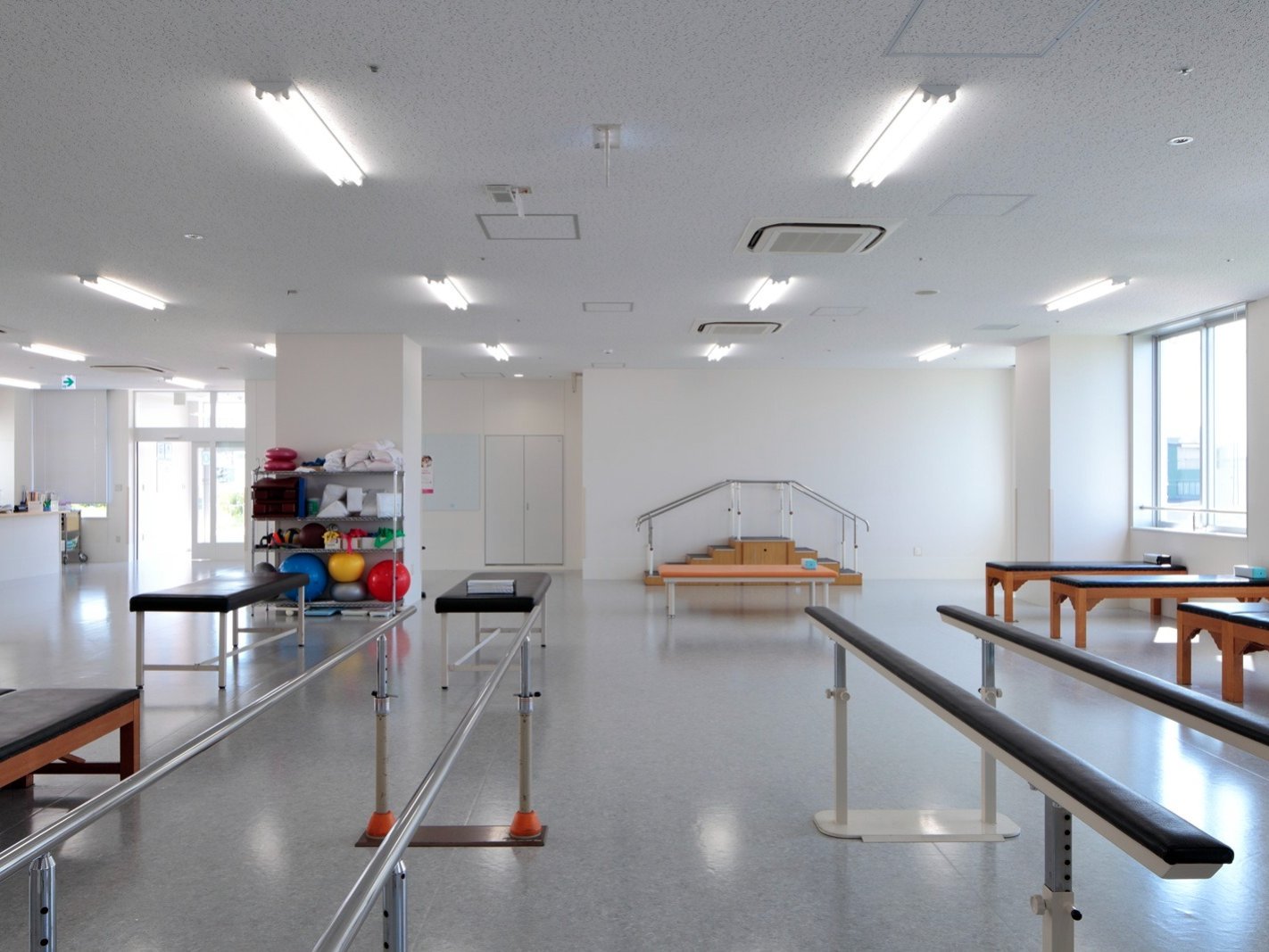 リハビリテーション室の平行棒と訓練設備